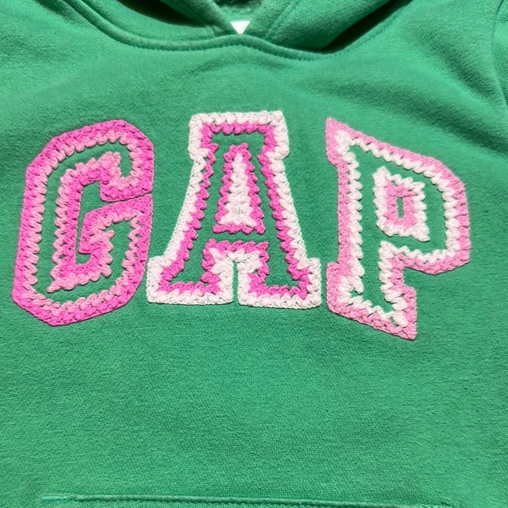 EUC GAP Green and Pink ombré crochet style Logo Hoodie Sweatshirt 6/7